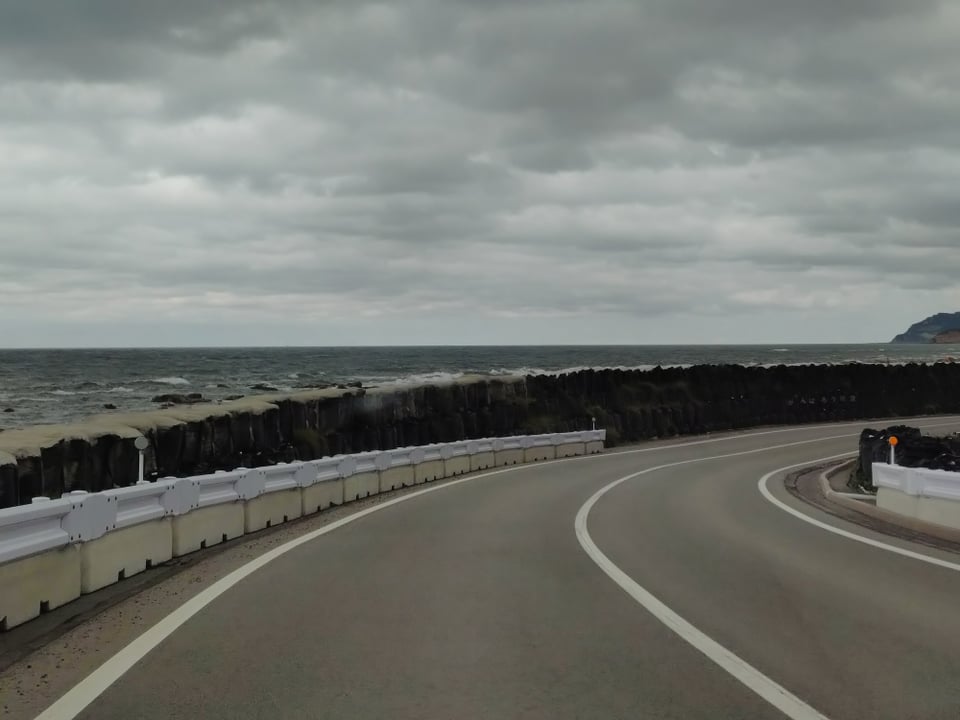 海岸沿いの国道249号線。海が隆起し道路が海より下を走っています。