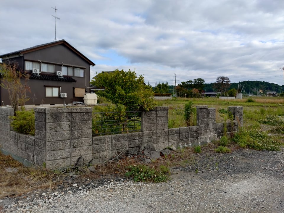 珠洲市内。民家の塀だけ残っていました。