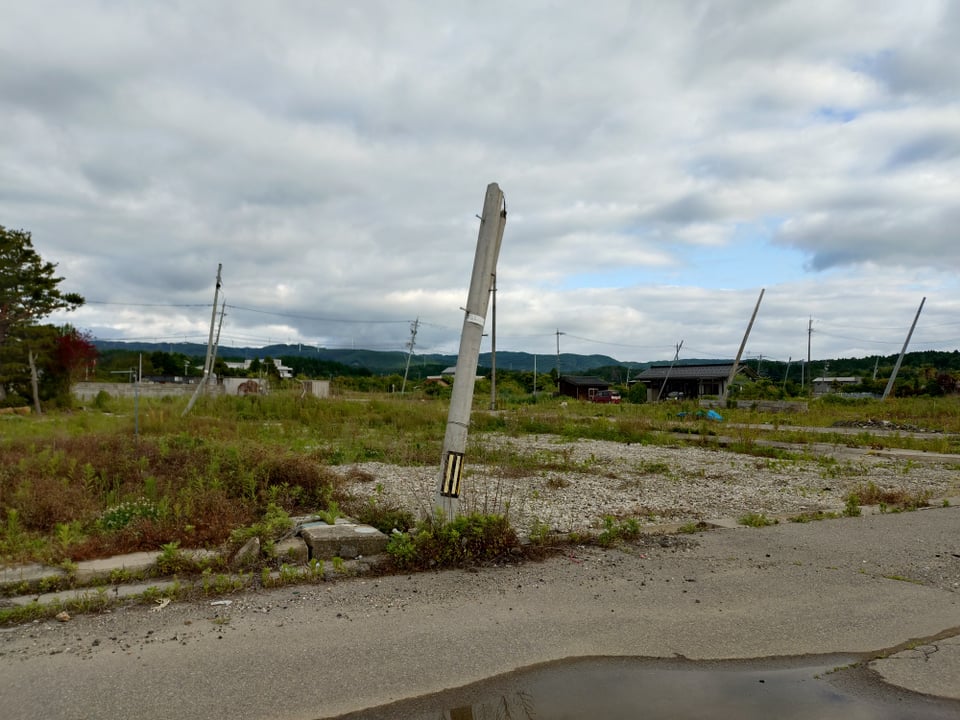珠洲市内。傾いた電柱がそのままに。