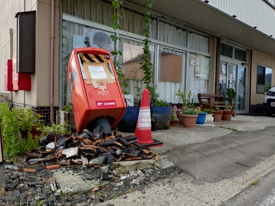 珠洲市内。ポストもそのまま。もちろん使用禁止でした。