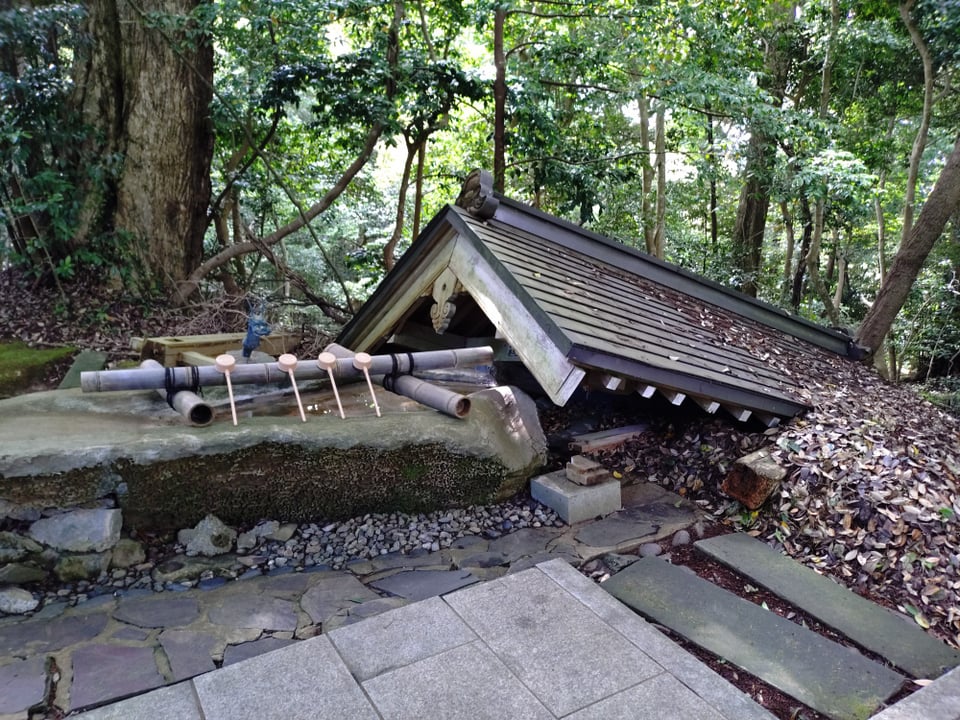 須須神社。手水舎が倒壊したままに。