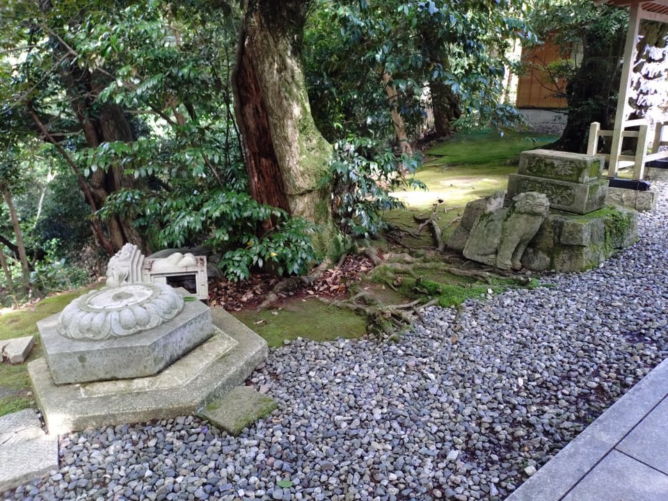 須須神社。灯篭や狛犬も壊れておりました。