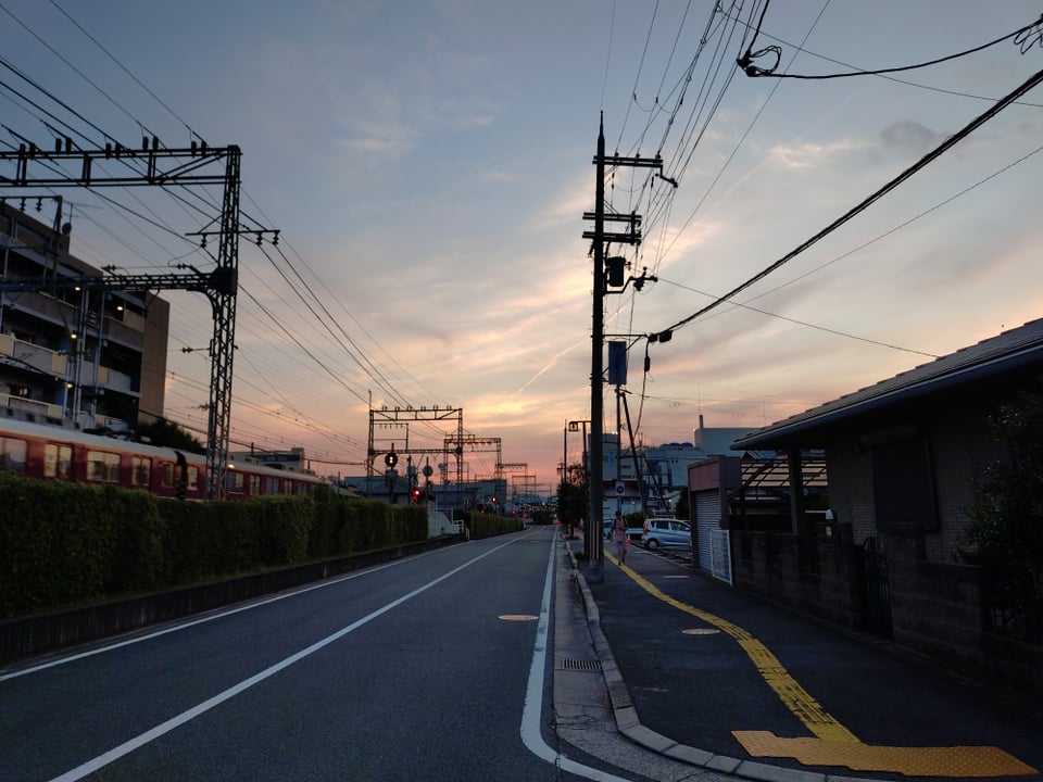 当館から駅へ向かう道、夏の夕暮れ。