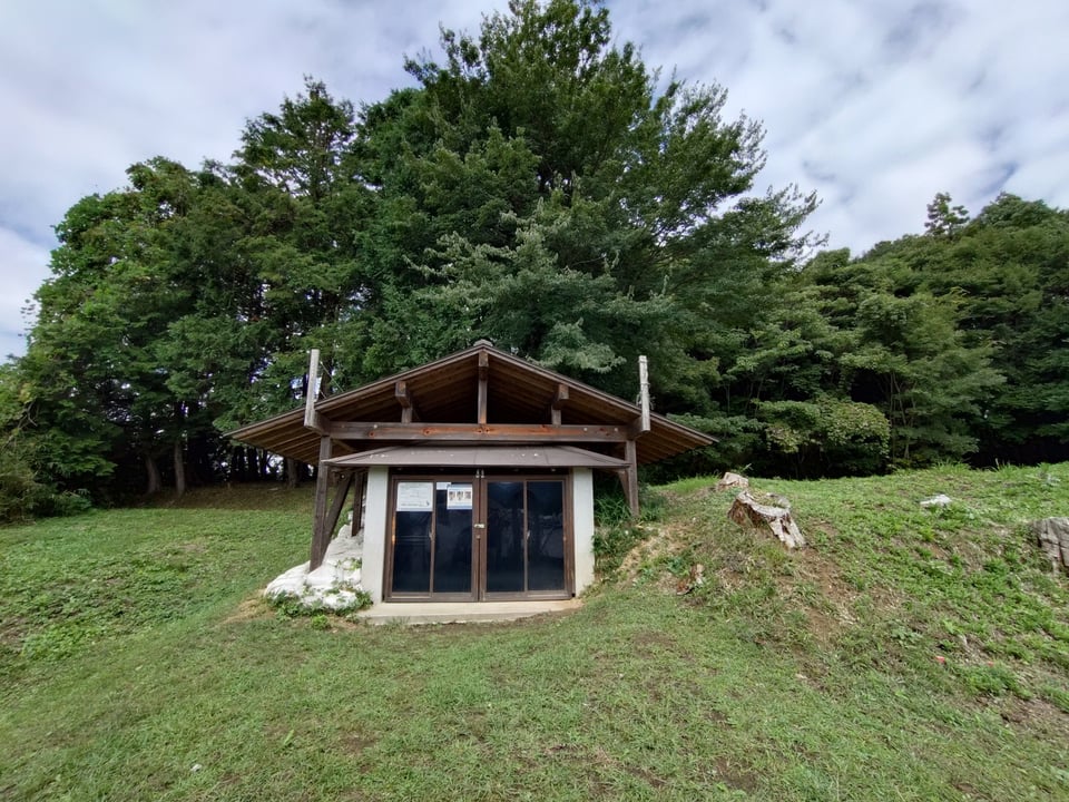 菖蒲池古墳・墳丘にある小屋（中には石室が）。