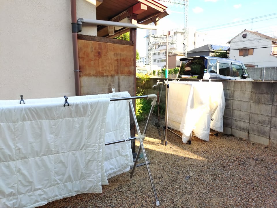 日中の清掃時の様子・布団を庭で干しております。