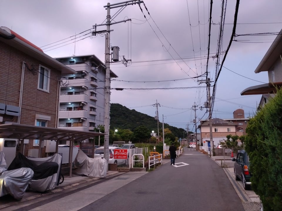 ゲストハウスはじまりから見る夕方の耳成山