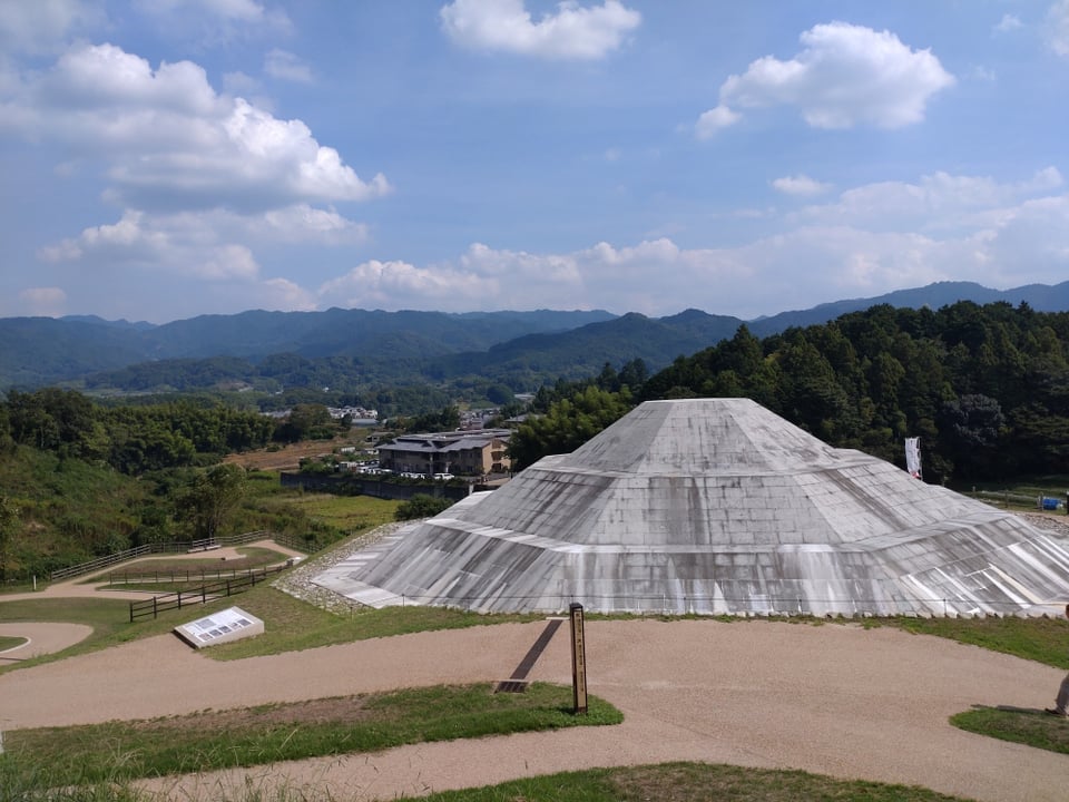 牽牛子塚古墳と明日香村の光景