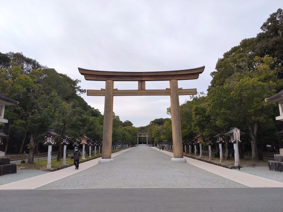 第一鳥居（鳥居の脇に歩道が設置されました）