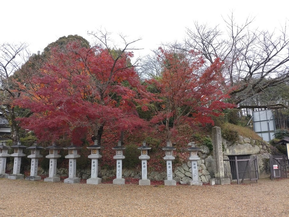 国の特別史跡・西古墳と紅葉