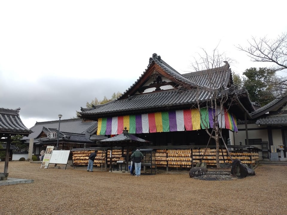 本堂には受験生の合格祈願絵馬がたくさん。