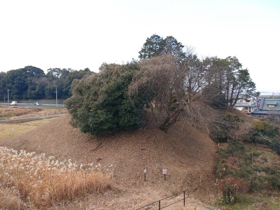 崇神天皇陵・陪塚