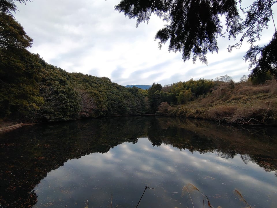 お濠に映る空と雲