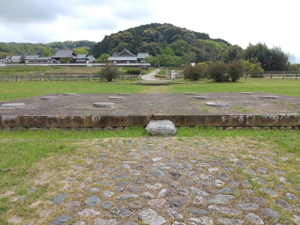 綺麗な史跡整備がなされております。向かいにあるのは橘寺。