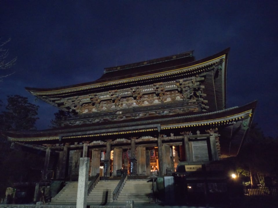 夜明け前の金峯山寺蔵王堂