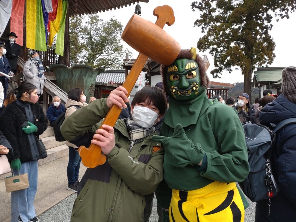 金峯山寺蔵王堂・先日の節分会にて鬼さんと撮ったマスク姿のオーナー