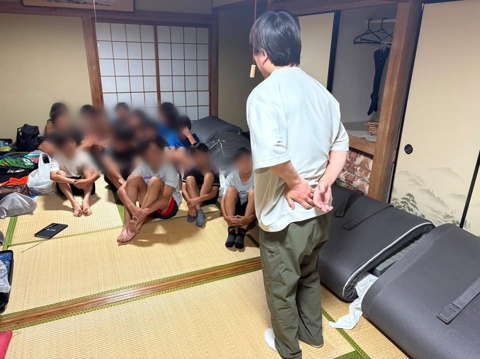 子どもたちの前で話している私（中央）